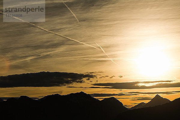 Silhouette der Berge bei Sonnenuntergang