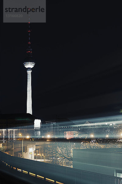 Nachts fahrender Zug und Fernsehturm  Berlin  Deutschland