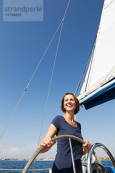 Lächelnde Frau fährt Boot
