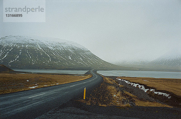 Abgelegene Landstraße mit Brücke über den See  Vesturland  Island