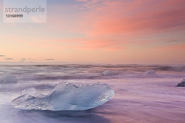 Eisberg am Strand in der Abenddämmerung  Jokulsarlon  Island