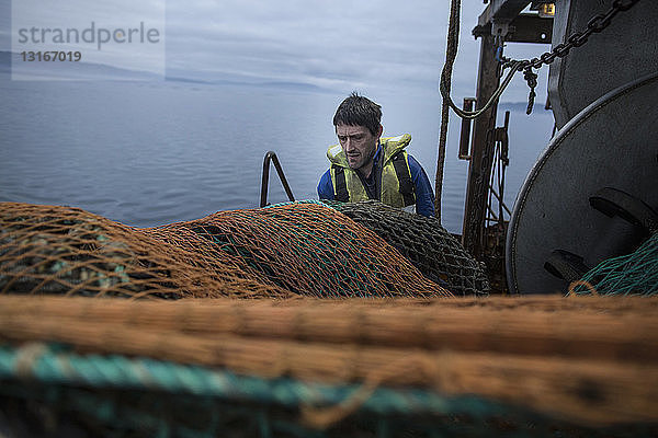 Fischer bereiten Netz vor  Isle of Skye  Schottland