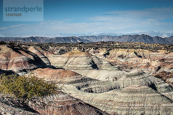 Erhöhte Ansicht einer gestreiften Hügellandschaft  Valle de la Luna  Provinz San Juan  Argentinien