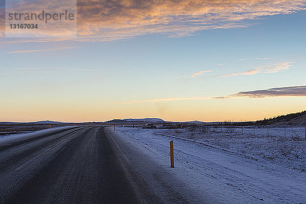 Landstraße bei Sonnenuntergang  Island