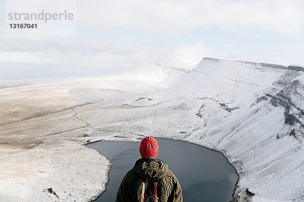 Rückansicht eines Mannes beim Betrachten von Llyn y Fan Fach  The Brecon Beacons  Wales  UK