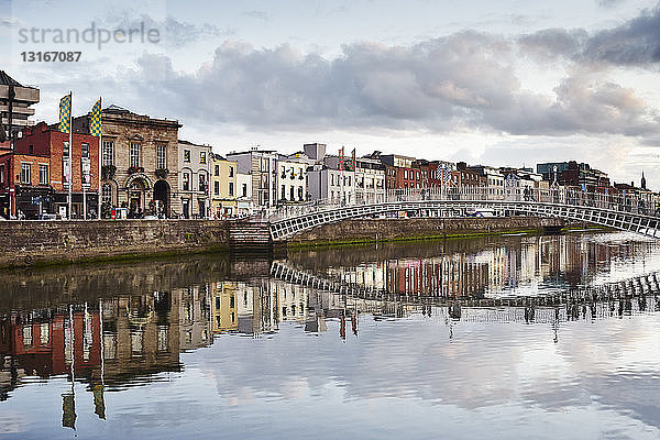 Ansicht der Half-Penny-Brücke  Dublin  Republik Irland
