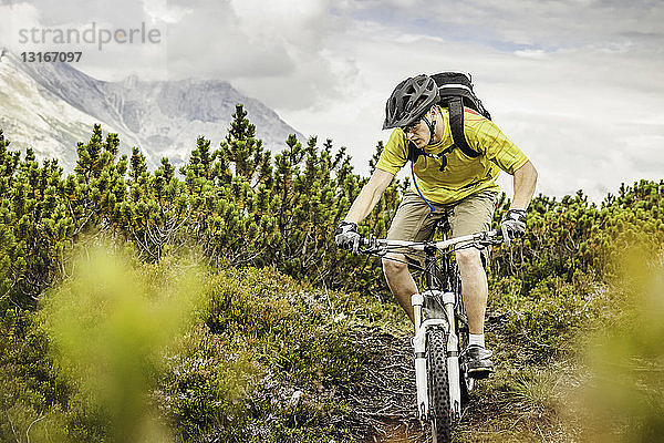 Mountainbike-Radfahren auf Feldwegen in den Bergen