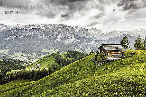 Hütte auf dem Hügel  Heiligkreuz  Alta Badia Südtirol  Italien