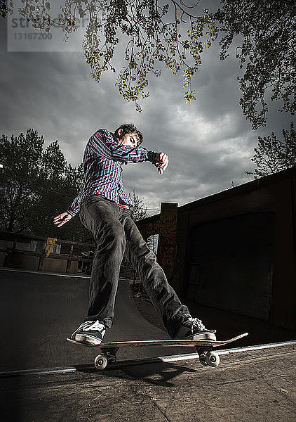 Skateboarden auf Mini-Rampe  Fieble grind  Berlin  Deutschland