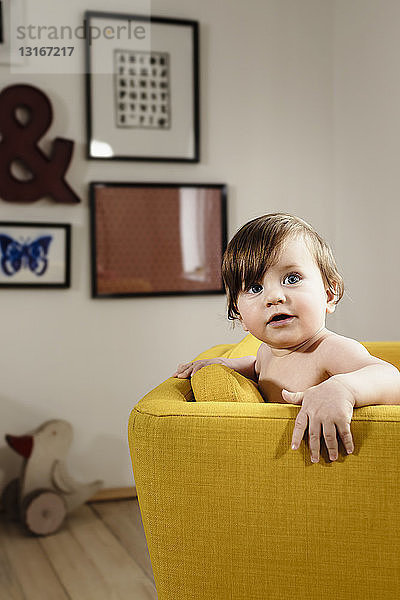 Porträt eines kleinen Jungen auf einem Stuhl