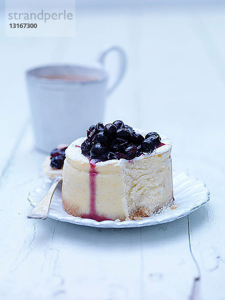 Teller schwarzer Johannisbeer-Käsekuchen