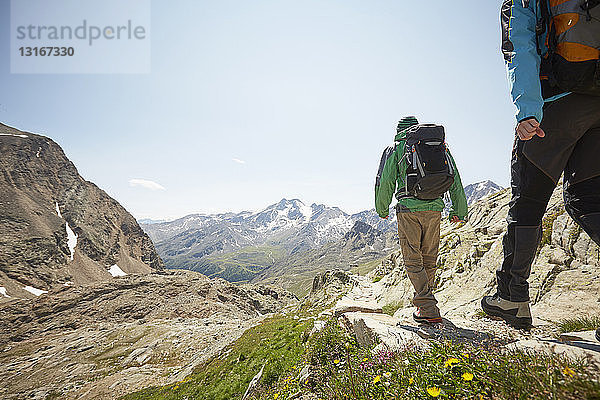Rückansicht eines jungen Wanderpaares am Schnalstaler Gletscher  Schnalstalstal  Südtirol  Italien