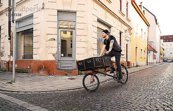 Mann liefert Bier auf dem Fahrrad aus  München  Bayern  Deutschland