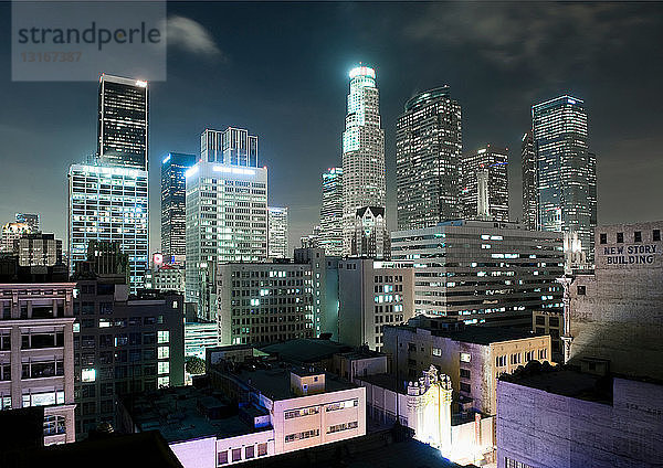 Wolkenkratzer in Los Angeles erhellen nachts