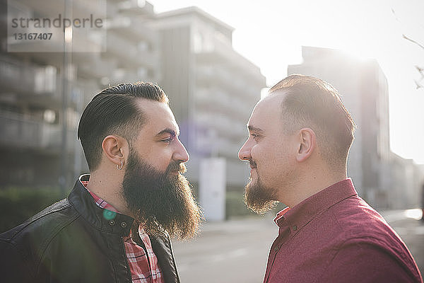 Homosexuelles Paar von Angesicht zu Angesicht auf der Straße