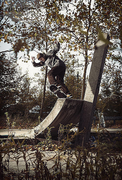 Skateboardfahren auf Mini-Rampe  Drehpunkt zur Fakie  Berlin  Deutschland