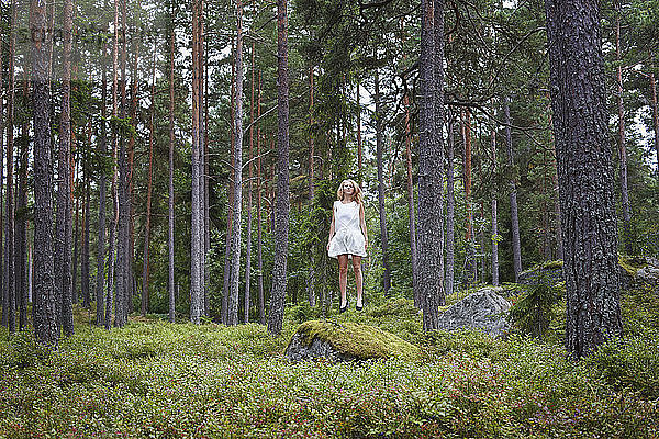 Jugendliches Mädchen springt im Wald