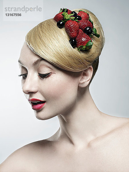 Frau mit Obst im Haar