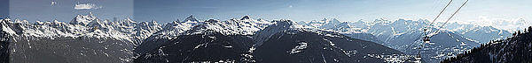 Panoramablick auf schneebedeckte Berge und Seilbahn  Crans Montana  Schweiz