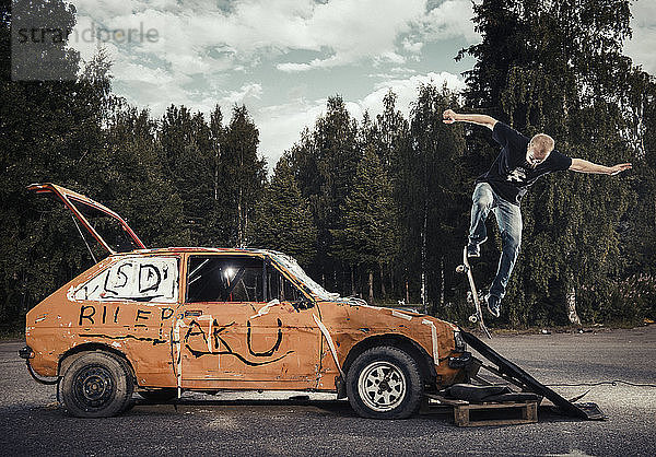 Skateboardfahren auf Mini-Rampe  Noseblunt