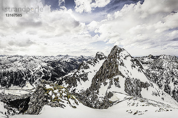 Schneebedeckte Berge  Kellenspitze  Tannheimer Berge  Tirol  Österreich