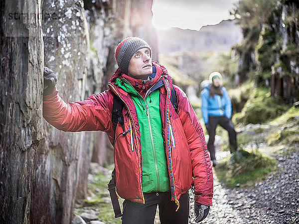 Wandern zu zweit in felsiger Landschaft