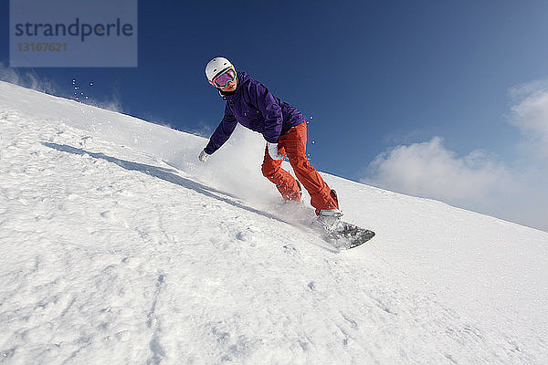 Snowboarder geht den Berg hinunter