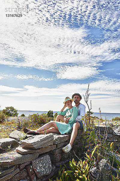 Auf Steinmauer sitzendes Ehepaar  Eggegrund  Schweden