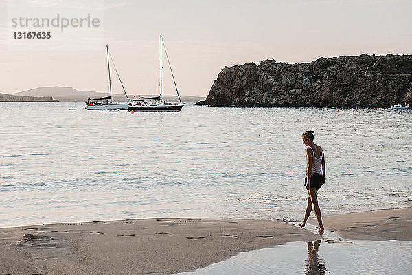 Mittlere erwachsene Frau beim Strandspaziergang  Menorca  Balearen  Spanien