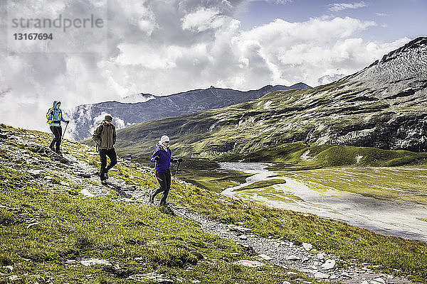 Männliche und weibliche Wanderer beim Abstieg  Fil de Cassons  Segnesboden  Graubünden  Schweiz