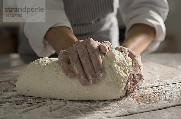 Bäcker  der glutenfreien Teig knetet