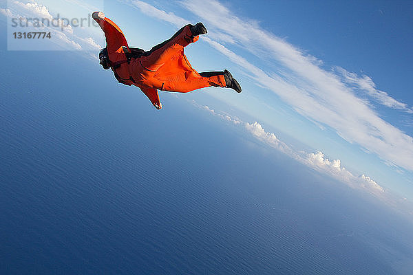 Wingsuit fliegt über die Nordküste von Oahu  Hawaii