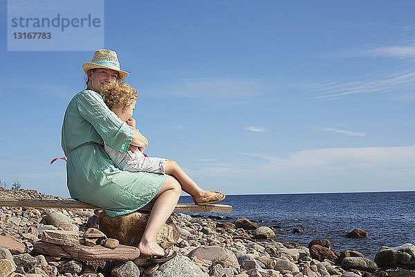 Mutter und Tochter am Strand sitzend  Eggegrund  Schweden