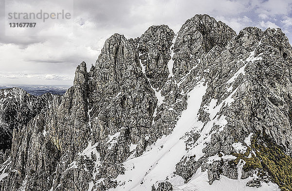 Schneebedecktes Gebirge  Kellenspitze  Tannheimer Berge  Tirol  Österreich