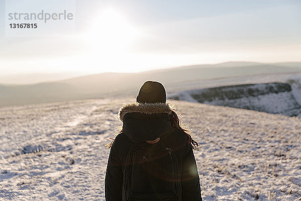 Mittlere erwachsene Frau beim Anschauen  Llyn y Fan Fach  Brecon Beacons  Wales