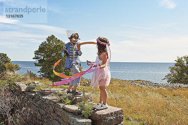 Zwei Kinder in Kostümen mit Luftschlangen in der Hand  Eggegrund  Schweden