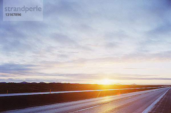 Gerade Landstraße bei Sonnenuntergang  Vesturland  Island