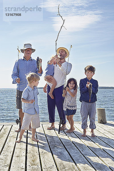 Drei-Generationen-Familie auf Angeltour  Utvalnas  Schweden