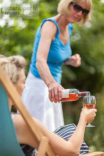Frauen trinken gemeinsam Wein im Freien