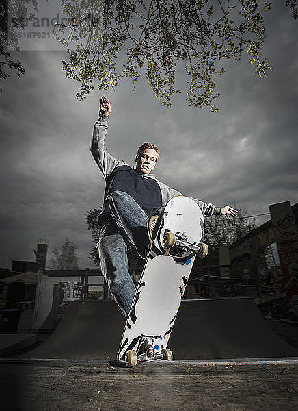 Skateboardfahren auf Mini-Rampe  Salatschleifen  Berlin  Deutschland