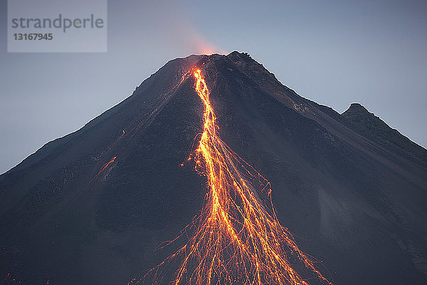 Aus Vulkan ausströmende Lava