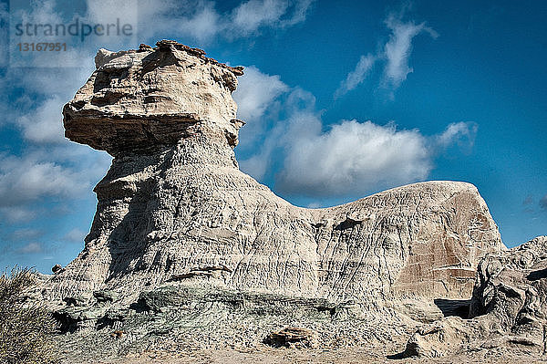 Niedrigwinkelansicht der Felsformation der Sphynxkatze  Valle de la Luna  Provinz San Juan  Argentinien