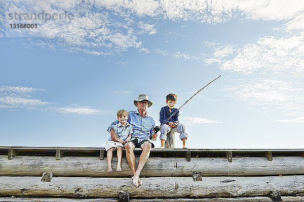 Jungen mit Großvater beim Angeln  Utvalnas  Schweden