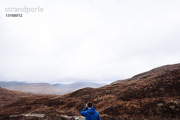 Männerwandern  Glencoe  Schottische Highlands  Schottland