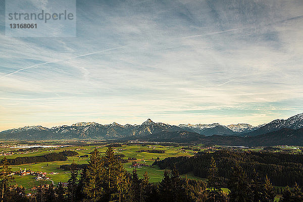 Wolken über ländlicher Landschaft