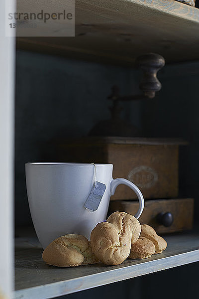 Tasse Tee und glutenfreies Gebäck