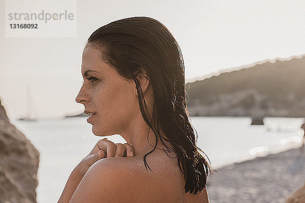 Junge Frau mit nackten Schultern am Strand  Menorca  Balearen  Spanien