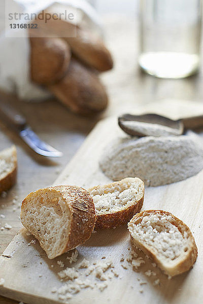 Glutenfreie Baguettescheiben auf Schneidebrett