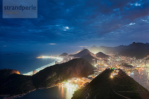 Luftaufnahme von Rio de Janeiro bei Nacht