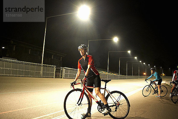 Radfahrer auf der Strecke am Velodrom  im Freien